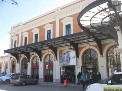 A contornare il tutto c�� la pensilina, di ferro tinteggiata di nero, in stile liberty, che copre per un tratto il marciapiede antistante piazza Aldo Moro